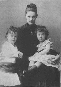 Самарина Антонина Николаевна     с дочерьми Соней и Варей.