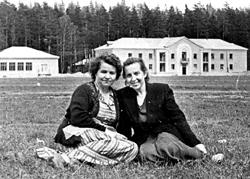 А.В. Кустова с сестрой на фоне черноголовской гостиницы. Конец 50-х годов 