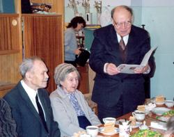 Л.Н. Стесик с женой, Р.Х. Курбангалиной, и трижды лауреатом Государственной премии М.Я. Васильевым, 1999 год.