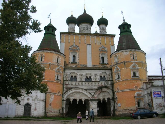 У стен Борисоглебского монастыря (Ярославская область)