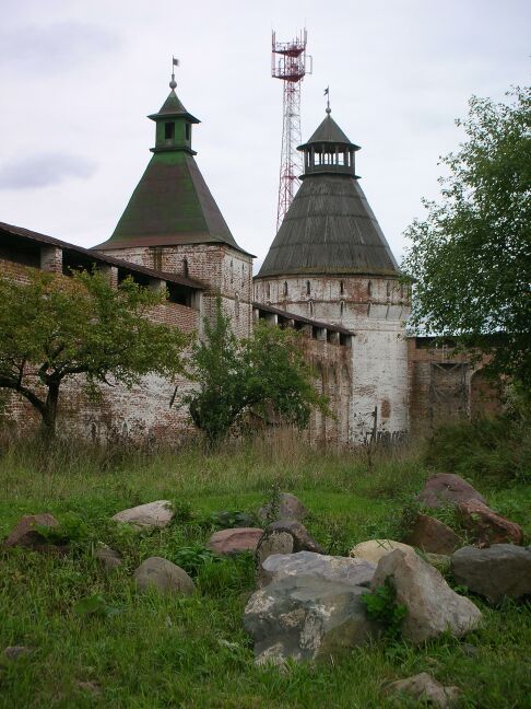 У стен Борисоглебского монастыря (Ярославская область)