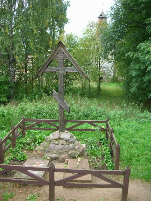 Надгробия подле алтарной апсиды в Борисоглебском монастыре (Ярославская область)