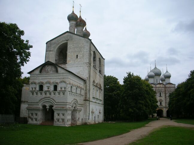 Знаменитая звонница в Борисоглебском монастыре (Ярославская область)