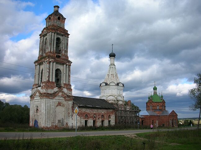 Необычное здание церкви в селе Елизарово