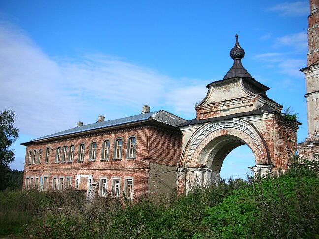 Ворота церкови в селе Воскресенском (под Угличем) 