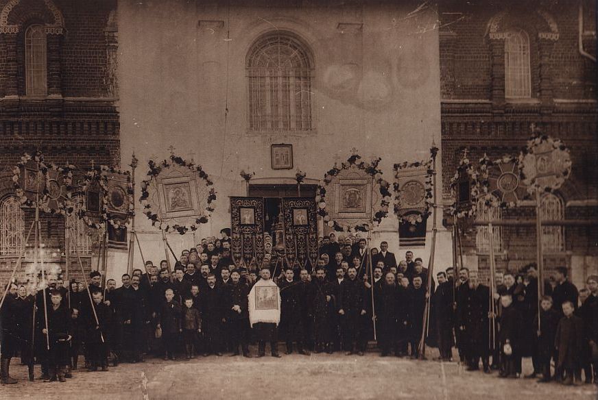Богородское общество Хоругвеносцев возле Тихвинской церкви. 1914 год
