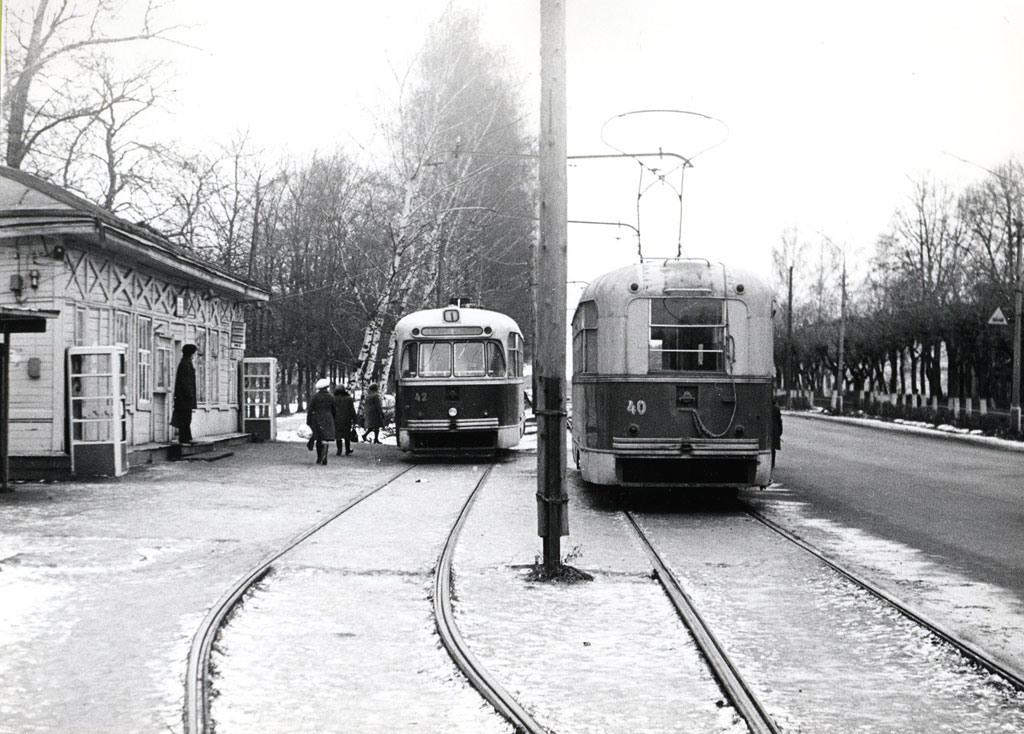 Вагоны 42 и 40 на разъезде у трамвайного парка. Фото: AO, 27.11.1981.