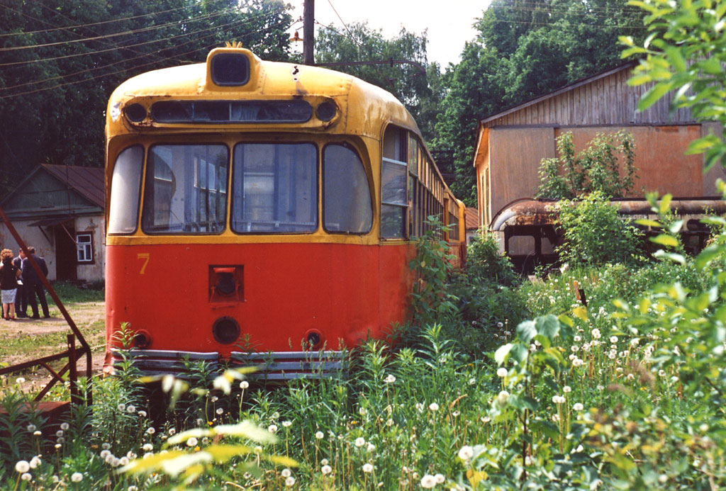 Вид на эти же вагоны 7, 40 и 42 с другой стороны.  Через год этот вагон №7 был окончательно разобран, а вместо него под №7 стал ходить вагон 40. Фото: AO, 14.6.1994.
