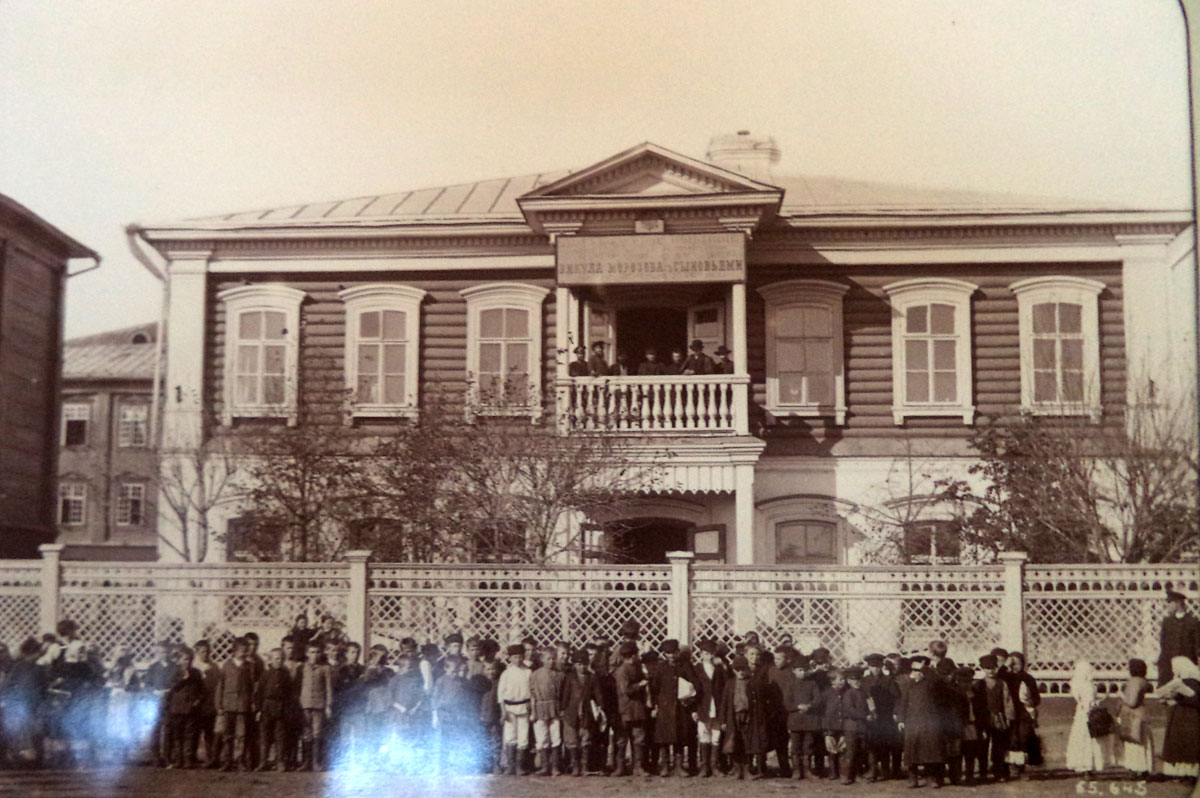 Здание училища в конце XIX века.