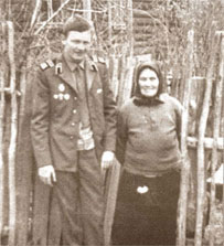 Зоя Сергеевна Архиереева встречает внука Владимира Архиереева (сын Маргариты Михайловны), вернувшегося из армии. 1970 год.