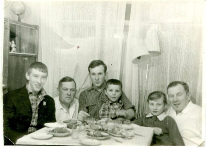 Большедомовские друзья в гостях у отца и сына Киселёвых в их новом частном доме. 1963-64 год