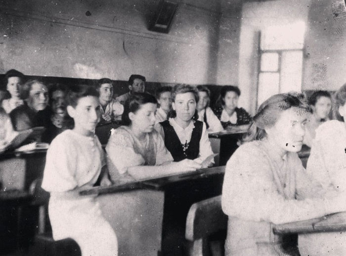 1945 год. Тесноватая обстановка в 10 классе. На задней парте – Слава Тихонов
