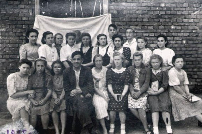 Выпуск 1945 года (одиннадцатый) школы № 1 с директором И. А. Лаптейковым. В верхнем ряду мальчиков первый справа – Слава Тихонов.