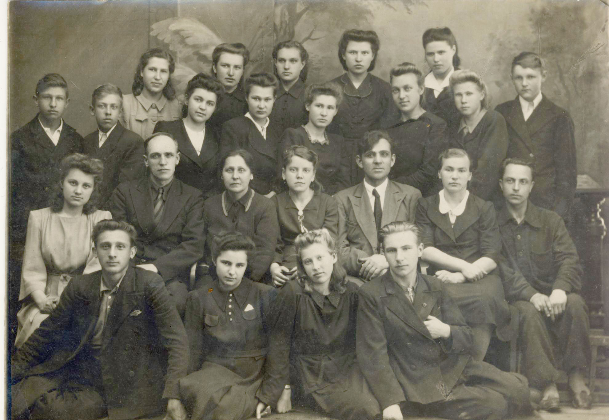 Выпуск 1946 года (двенадцатый) школы № 1 г., где училась Юлия Российская