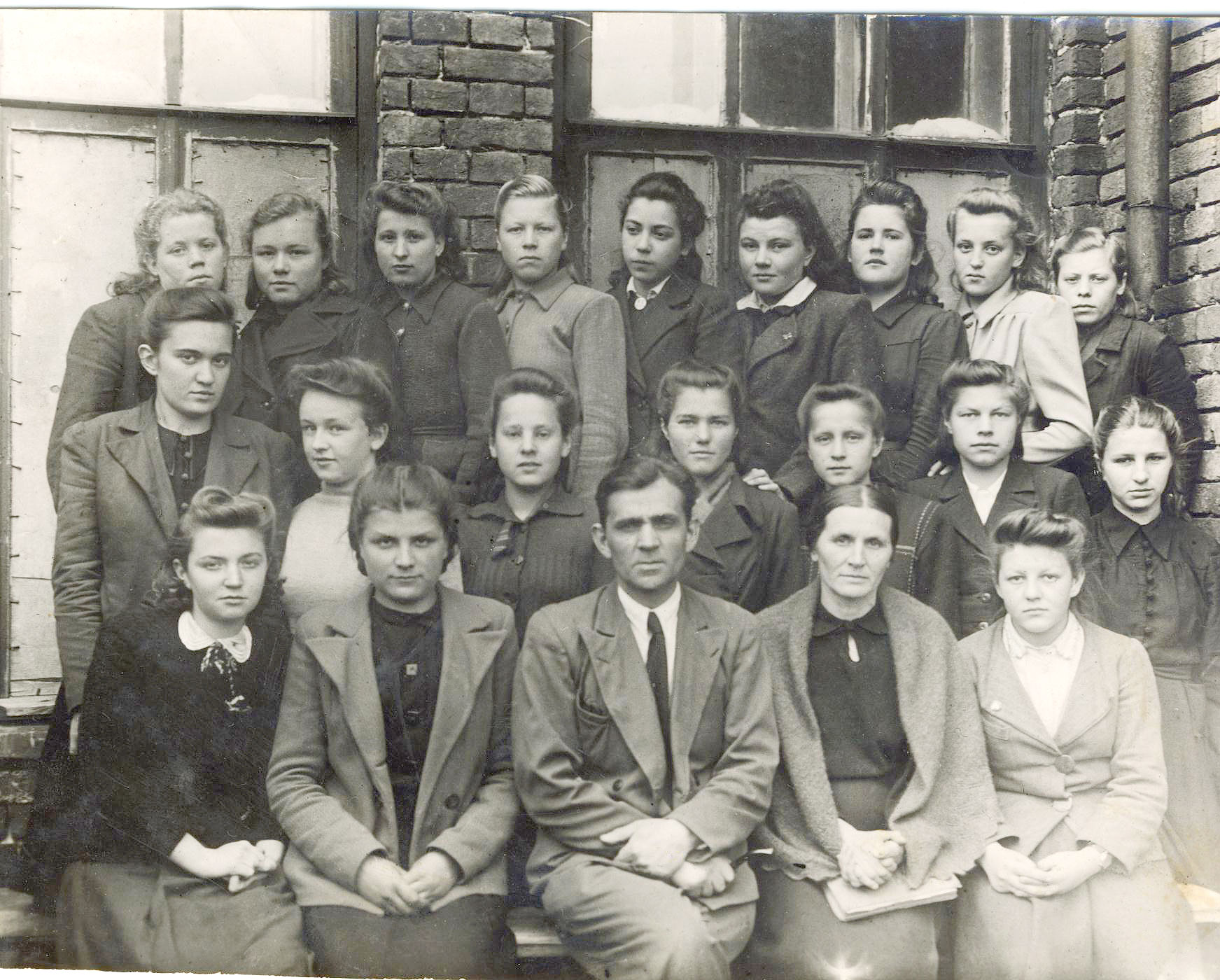 Будущий выпуск 1947 года. Ученицы 9 «Б» класса школы № 1 