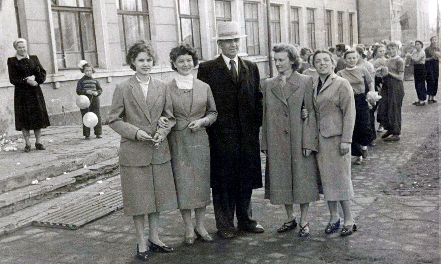 Середина 50-х годов. Коллеги школы № 18 перед Первомайской демонстрацией
