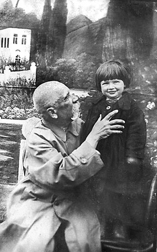 Ева с отцом Матвеем Петровичем Смирновым, 1931 год Фотография на фоне панно у старого рынка
