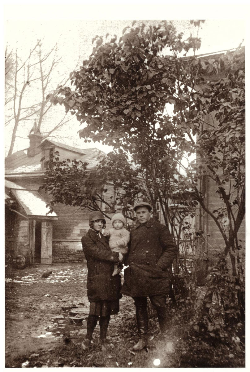 Иван Федорович Миронов с супругой во дворе своего дома в г. Богородске (в конце 1920-х годов)