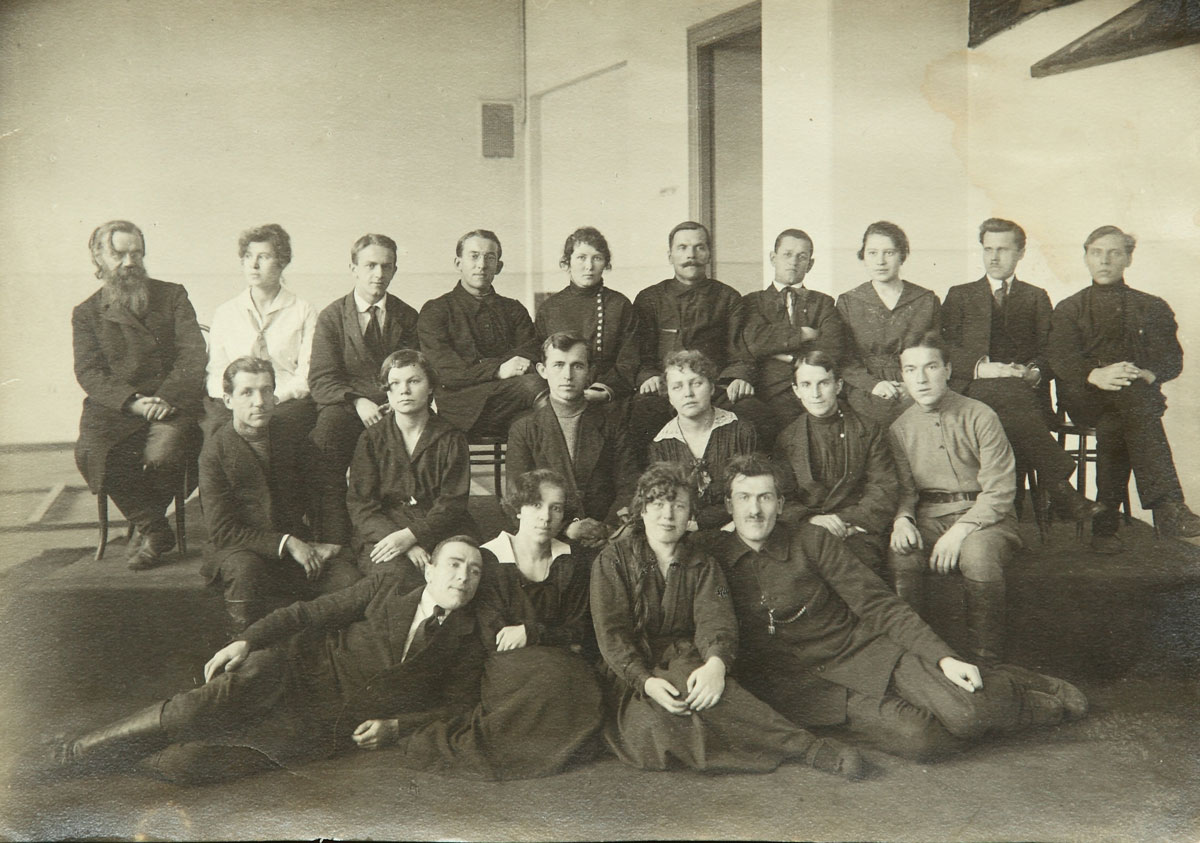 Актеры и педагоги Театра-Студии  (слева лежит Б.Е.Захава)