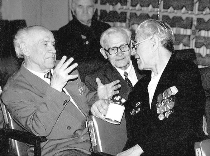 «Бойцы вспоминали минувшие дни ...». На переднем плане (слева направо) :  В.И.Коняшин,Л.Е. Ключарев, Н.Н.Доронин на встрече ветеранов 9 мая 2003 г.