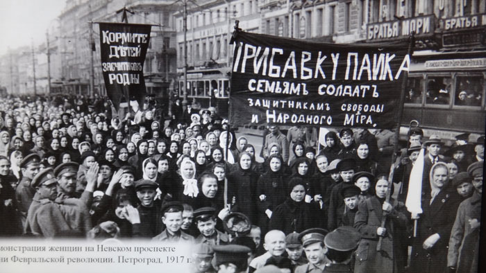 Демонстрация женщин на Невском проспекте. Петроград. 1917 год