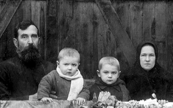 Григорий Гаврилович Агапов с женой Прасковьей Ивановной и детьми – Фёдором и Тимофеем, 1905 г.