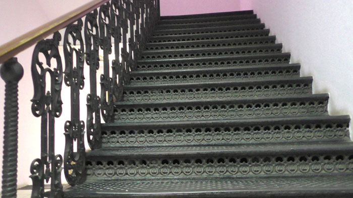 Чугунные лестницы в здании Управления