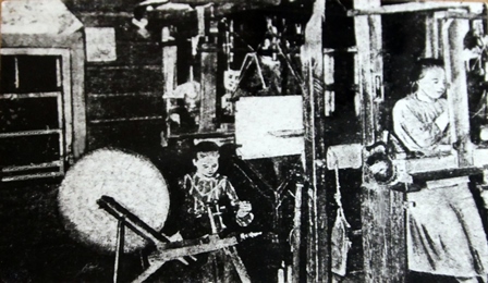 Вася Ильин за ткацким станком (на заднем плане)