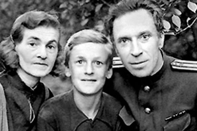 Игорь Кириллов в детстве с родителями