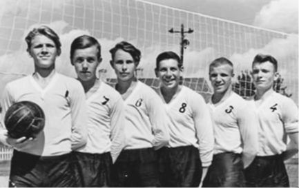 Юношеская сборная РСФСР по волейболу. Второй слева - Коля Денисов.1953 год