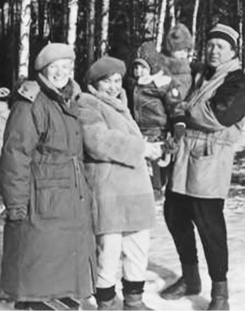Л.Н. Денисова, Т.Г. Денисова и Н.Т. Денисов с внучками Женей и Ксюшей на Южном озере. 1994 г.