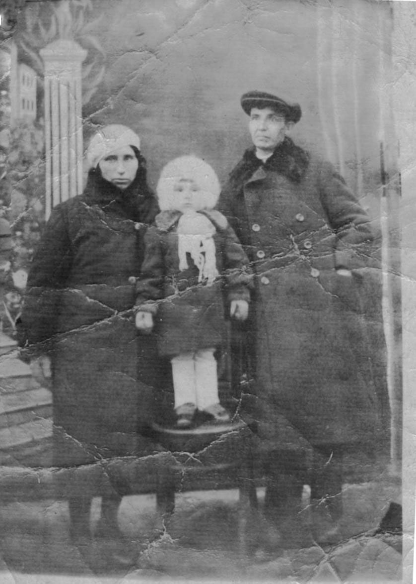 Зоя  Дьяконова с папой и мамой. 1940 г.  П Посад