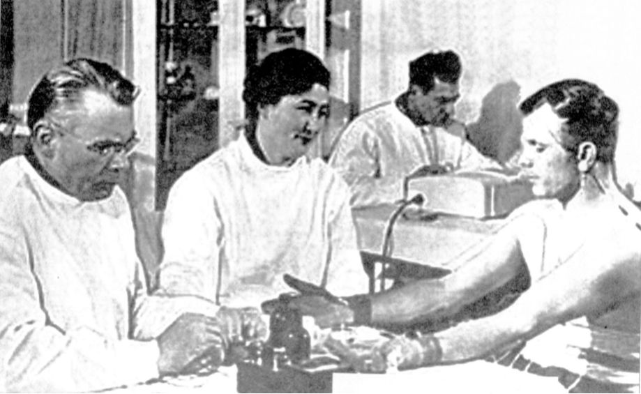 А.Р. Котовская и её коллеги проводят обследование  Юрия Гагарина. 11 апреля 1961 г. 