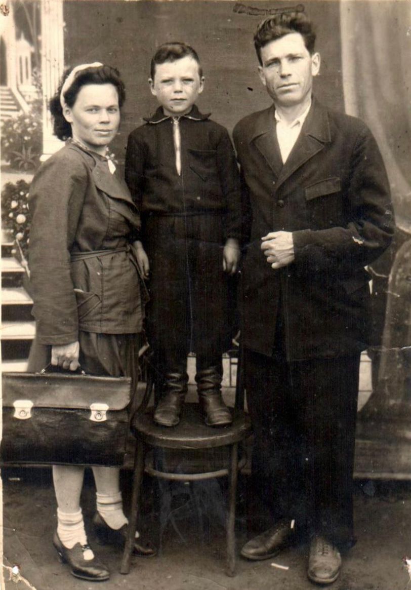 Видова А.И. с мужем и сыном Сергеем. Примерно 1945 год.