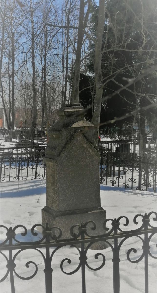 Памятник Зыковым, указаны четыре человека