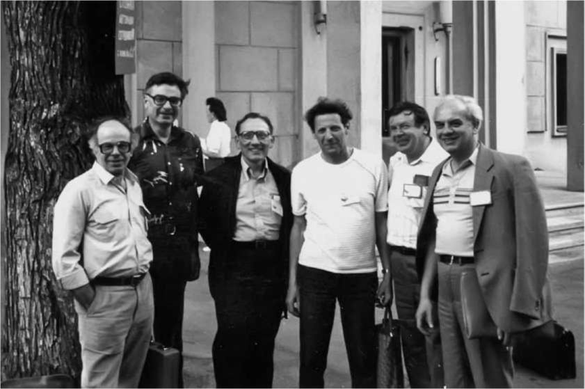 У Института физпроблем (второй слева - С.В. Иорданский). 1990-е годы