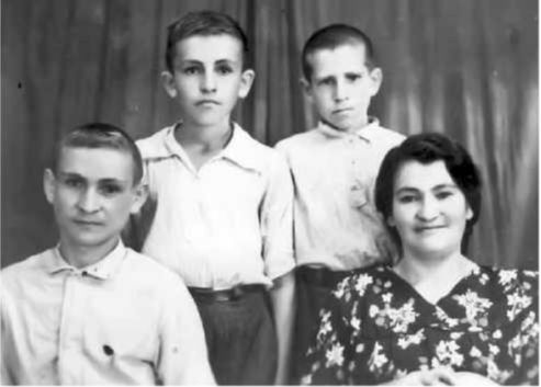 Мать Ираида Петровна с сыновьями. После войны