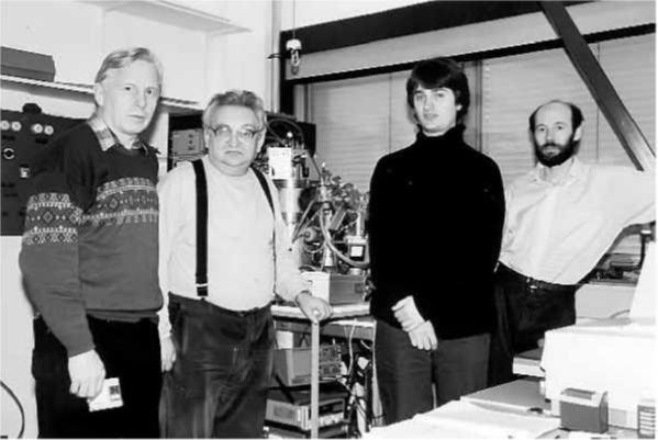 В.В. Разников, А.Ф. Додонов, А.В. Лобода, В.И. Козловский в лаборатории. 1996 г.