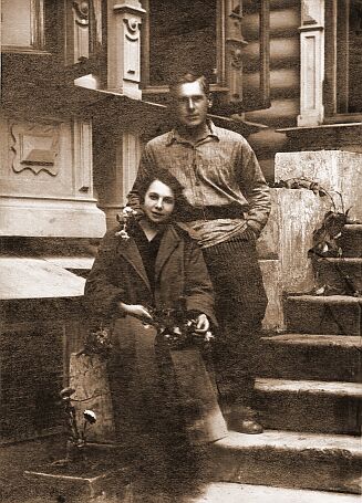 Лидия Антоновна Кружкова (Вавренюк) и Алексей Григорьевич Кружков у своего дома на ул.Карповская, 78. 5 октября 1924 года. 