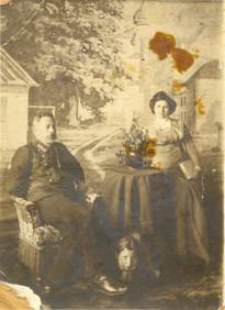 На фото 1900-х годов Эраст Андреевич с женой – Ольгой Николаевной. Под столом Татьяна Эрастовна. 
