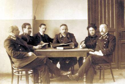 Надворный советник, Эраст Андреевич Васильев четвертый слева 