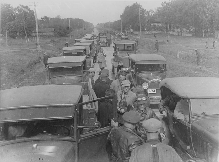 На трассе Москва-Горький журналисты встречают колонну автомобилей, выпущенных Горьковским автозаводом (1932 год). Может быть кто-нибудь сможет определить место встречи?