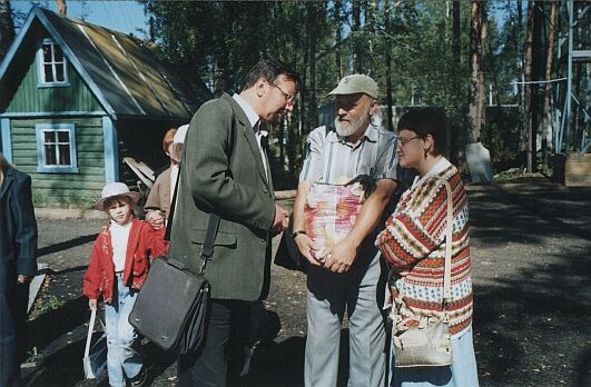 Участники беседуют. М.Дроздов (Черноголовка), В.Алексеев (Орехово-Зуево, это я блоки у него там, в пакете), Н.Максимова (Владимир).