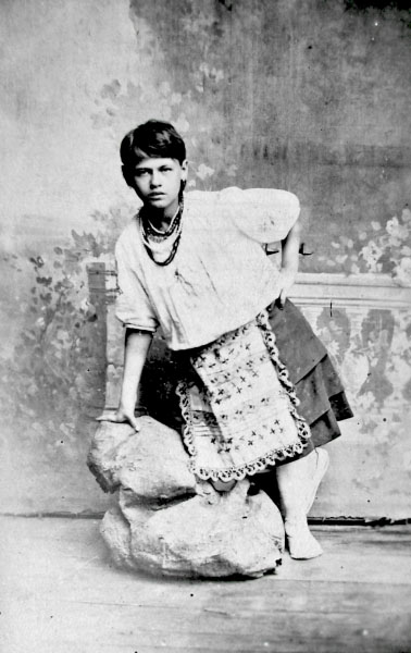 На одной из фотографий Л.И. Глебычева его младшая дочь Варвара Леонтьевна Глебычева (Макеева), Орехово-Зуево, 1916 г.