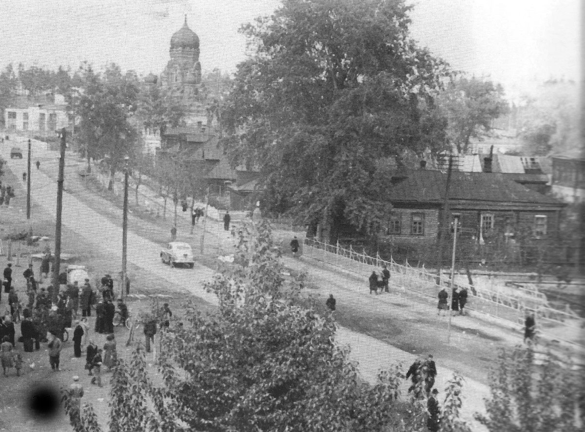 Клуб завода (на заднем плане слева) рядом с православным  Храмом Иоанна Богослова. 1946 г.