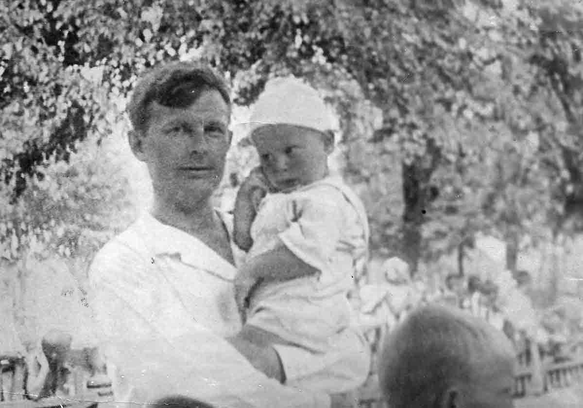 А.И. Галушкин с сыном Юрием, родившимся 15 июня 1934 года в Дулёво