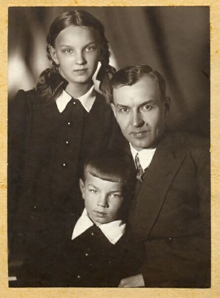 Будущий поэт Андрей Вознесенский с отцом и сестрой Натальей (около 1943-1945 гг.) 