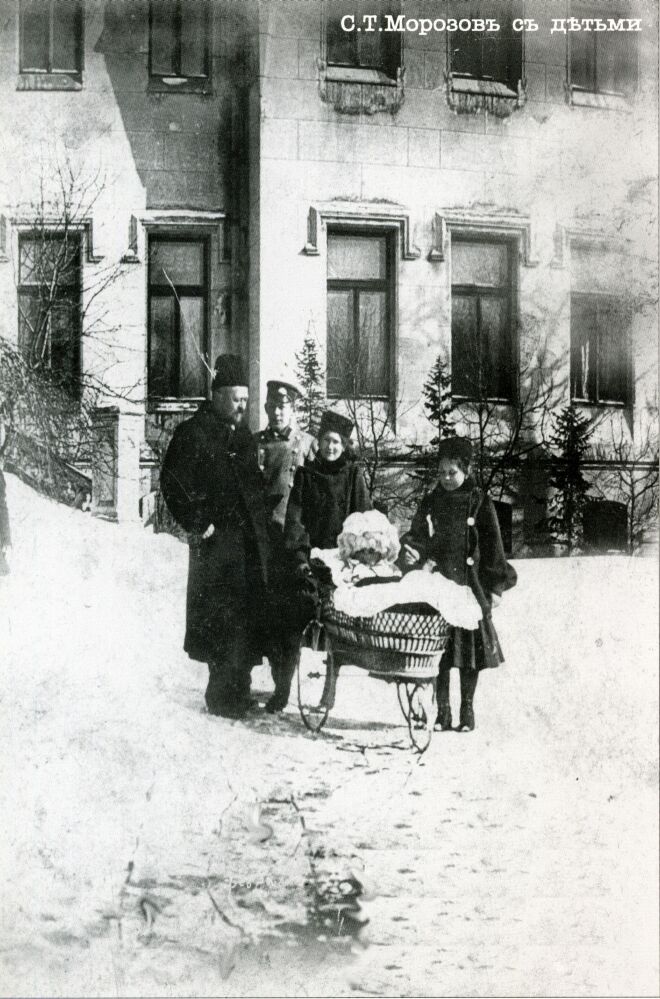 С.Т. Морозов с детьми Тимофеем, Марией, Еленой и Саввой. Москва,1905 