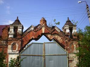 Ворота обители, которым еще предстоит реставрация.
