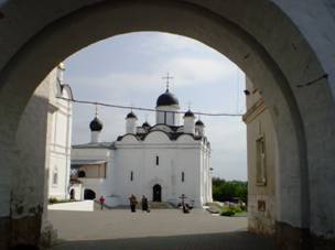 Территория монастыря через арку центрального входа 